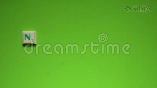 创建了11月`的单词`绿色背景上的字母视频