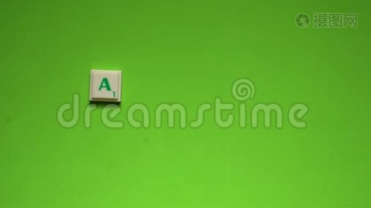 创建了“八月`”字`绿色背景上的字母视频