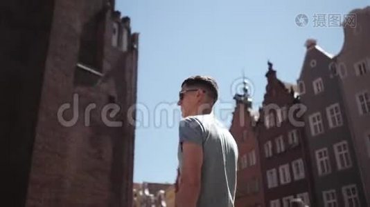 一个戴墨镜的人，一个游客走在欧洲的街道上视频