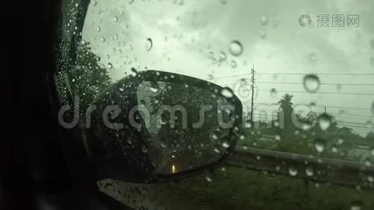 录像片段，在下雨的高速公路上开车，挡风玻璃上下雨视频