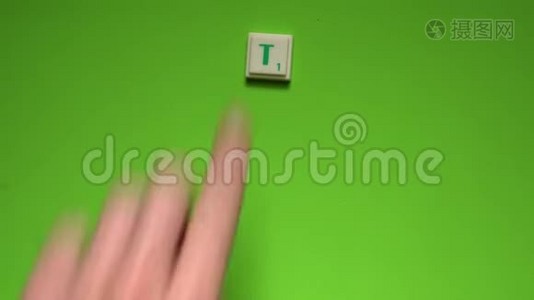 用绿色背景的字母创造“教-学”的单词视频
