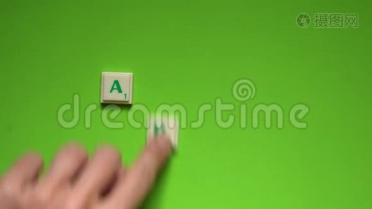 用绿色背景上的字母创建`四月的单词视频