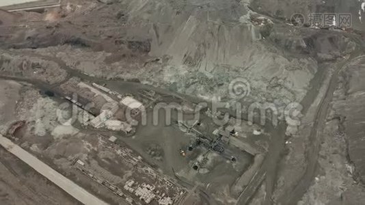 露天矿采石场的空中景观，有大量的机械在工作-从上面看。 渣坑视频