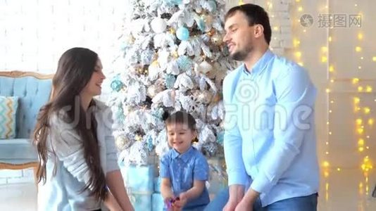 家庭在圣诞背景下推出彩礼视频