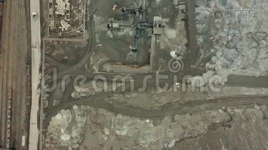 露天矿采石场的空中景观，有大量的机械在工作-从上面看。 渣坑视频