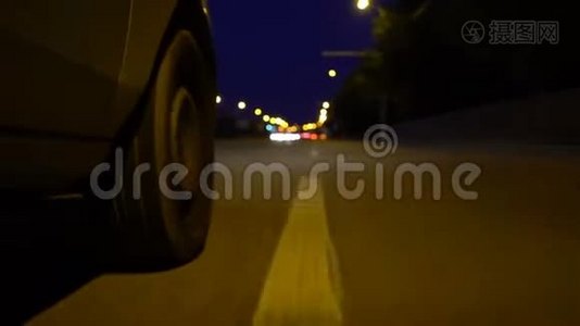 晚上开车上路。 车轮特写。视频