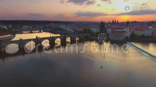 早上可鸟瞰布拉格市和维塔瓦河。视频