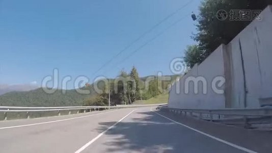 从缆车上行驶在高速公路上，在缆车下被乔灌木覆盖的美丽山脉上的景色视频