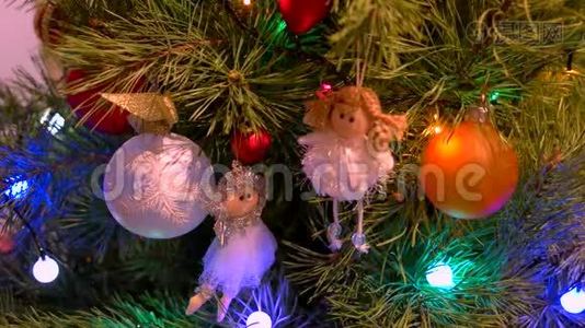 美丽的天使雕像挂在圣诞树上。视频