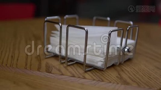 餐厅桌子上的纸巾视频