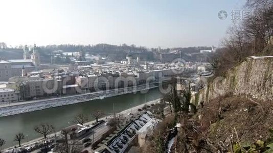 萨尔扎奇河对面的风景，通往萨尔茨堡`老`城镇视频