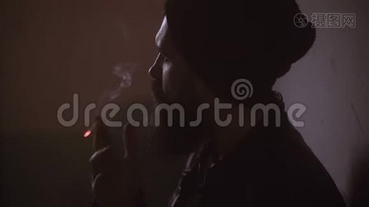 英俊的年轻人抽烟。 带雪茄的神秘人视频