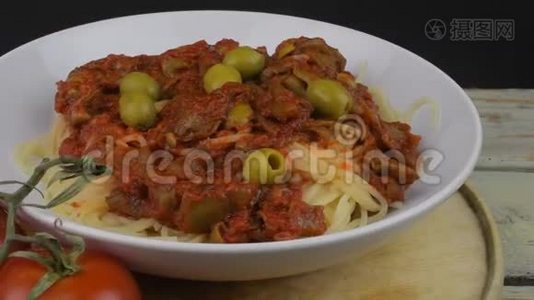 番茄酱的意大利面。 意大利菜式。 旋转射击。 4K决议视频