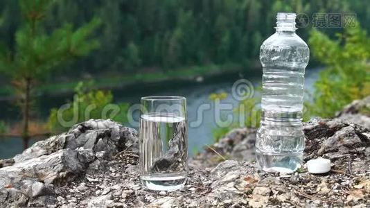 人类对山区洁净水玻璃中的PH值。 健康生态主题.. 慢动作视频