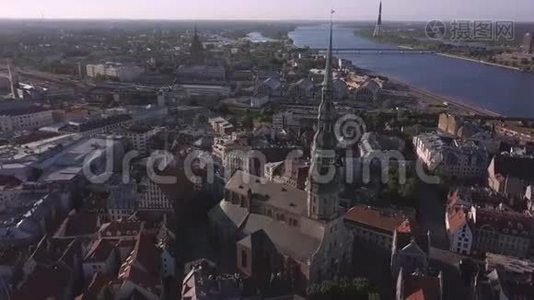 鸟瞰圣彼得`教堂，老城和多加瓦河，里加，拉脱维亚。视频
