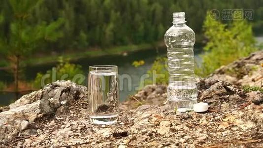 在山区，人们打开装在水杯里的PH计。健康与生态主题。缓动视频