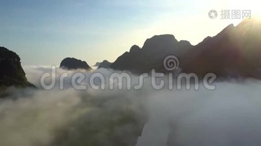 日出前浓雾笼罩群山视频