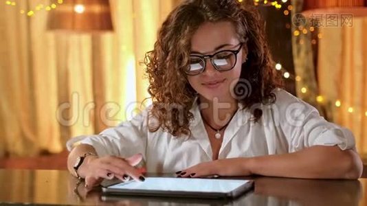 用数字平板电脑特写一位年轻商务女性的肖像。视频