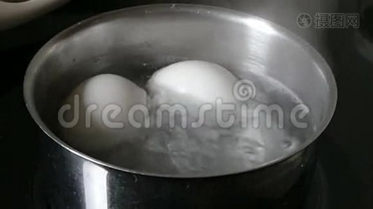 鸡蛋在平底锅里煮视频