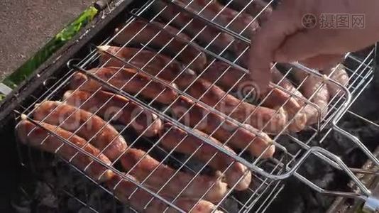 烤架上的肉香肠在煤烤视频