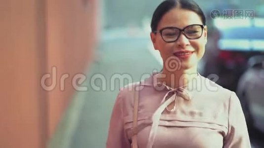 亚洲女商人微笑着走在街上视频