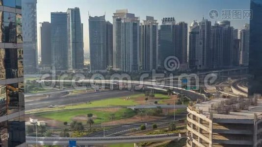 从空中俯瞰JLT和迪拜码头，在谢赫扎耶德路上有很大的公路交叉口时间，在谢赫扎耶德路上有摩天大楼。视频