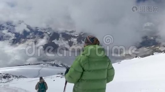 攀登者从埃布勒斯的顶端下降. 山的全景，美好的晴天..视频