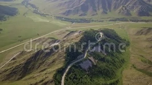 惊人的空中飞行超过阿尔泰，俄罗斯的山路。 汽车沿着蜿蜒曲折的道路行驶视频