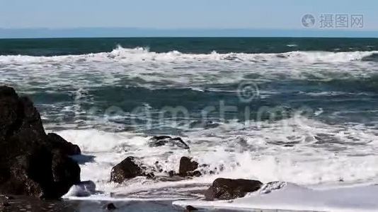沙滩冲浪背景下的海浪冲击视频