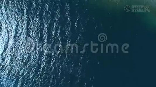 蓝色水面的俯视图.. 什维列夫。视频
