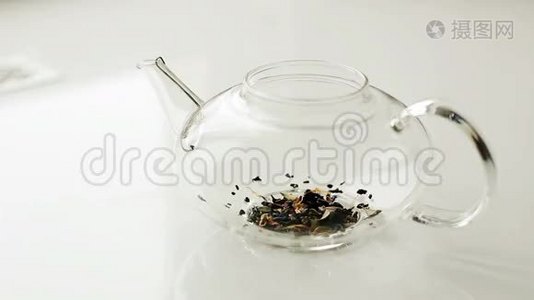 在玻璃茶壶里泡茶.视频