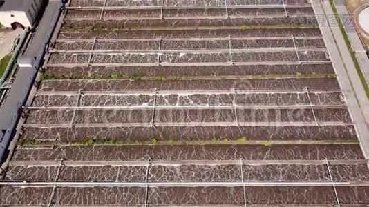 工业污水处理厂定居者的净水。 空中射击。视频