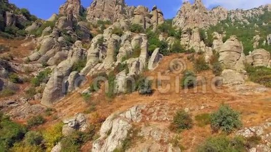 带针和岩石的山。 鸟`的视野。视频