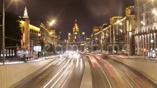 莫斯科市中心高速公路上的交通时间间隔。视频