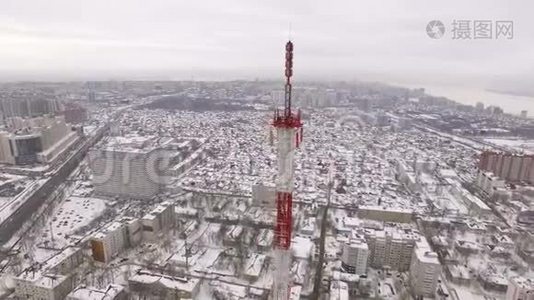 冬天在河边的一个大城市的电视塔上观看空中景色视频
