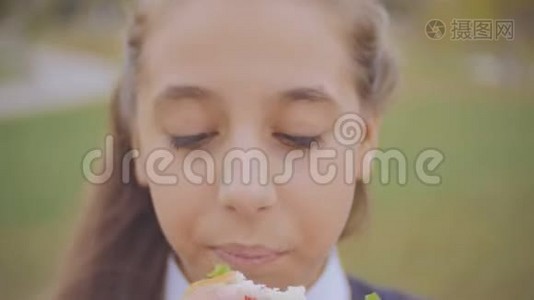 在花园学校外面吃三明治的高中生的特写照片视频