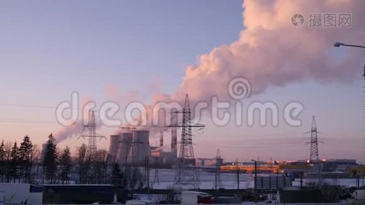 从一个4K慢潮的发电站的三根管道中，烟雾和蒸汽高高地上升到冬天的天空视频