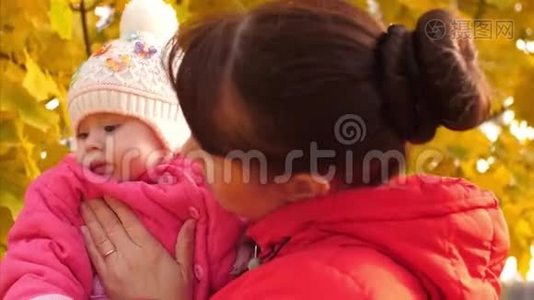 女人抱着婴儿，微笑着。视频