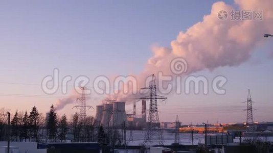 从火力发电厂烟囱4K慢潮中升起的烟雾污染视频