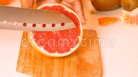 女人的手在用刀子切葡萄柚视频