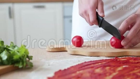 那个人切西红柿做披萨视频