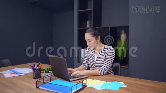 在办公室内部使用笔记本电脑的年轻成功女商人视频