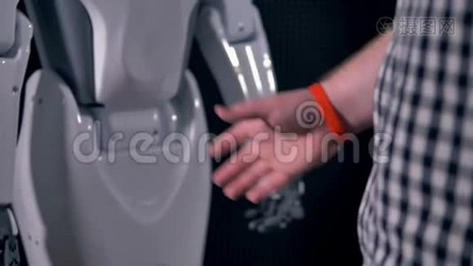 机器人和人类的手一起握手。视频