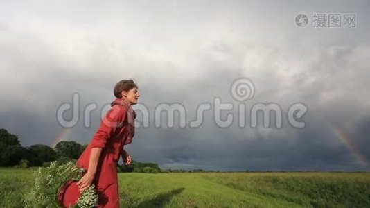 一个穿着国装的女孩抛出一个花圈。 慢动作视频