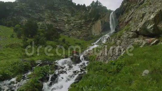 奥塞梯山脉的河流和瀑布视频