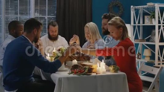 在感恩节庆祝活动上祈祷的朋友们视频