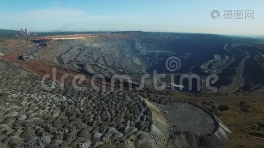露天煤矿，采掘工业用煤，俯视空中无人机视频