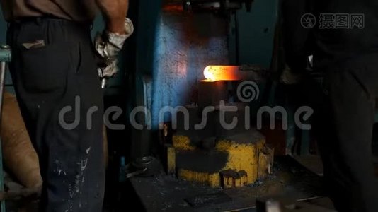 铁匠铺里的铁匠用凿子锤锻造一块金属热片，一块块鳞片，慢慢地视频