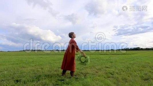 一个穿着国装的女孩抛出一个花圈。 慢动作视频