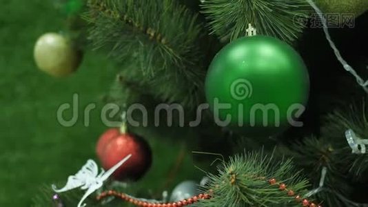 一棵用球装饰的圣诞树的背景视频